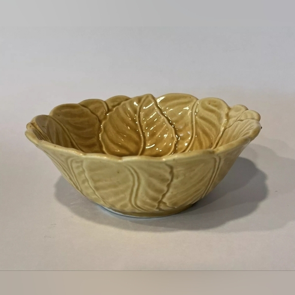 Made in USA Pottery No. 90 small 6" leaf gold bowl - Picture 1 of 3